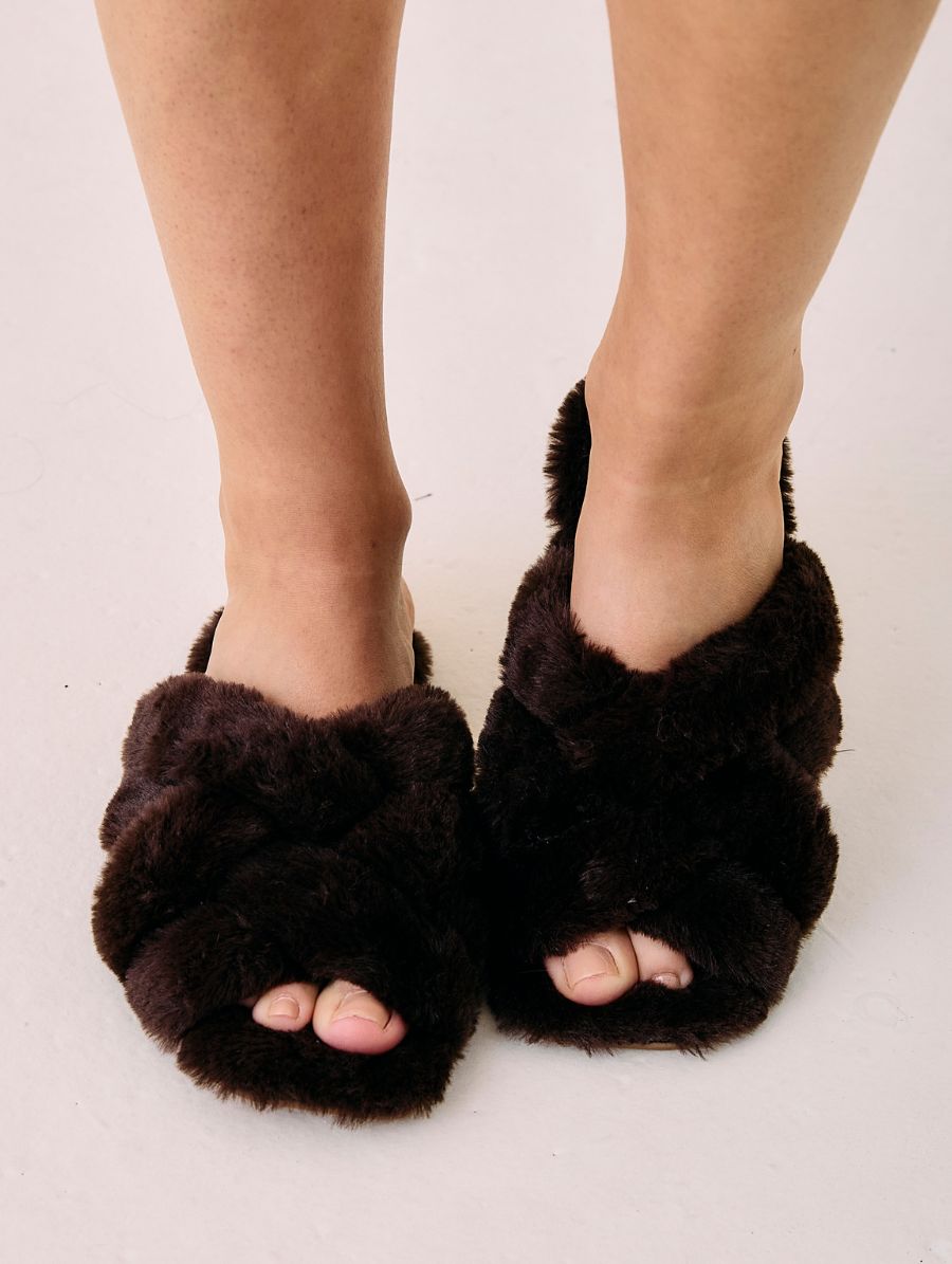 Pantufa Tiras Entrelaçadas Em Plush Marrom Matte