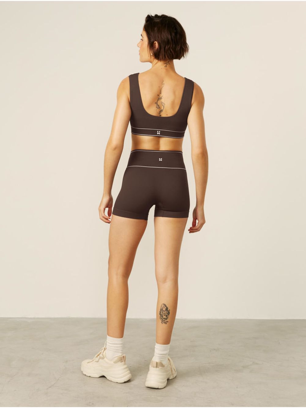 Hope — Shorts Fit Cós Alto Sem Costura Marrom Carvalho